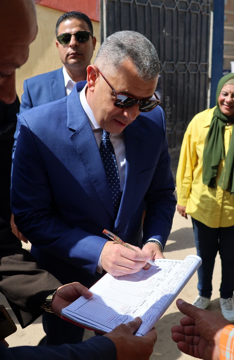 محافظ الإسماعيلية خلال تفقده للجان، فيتو