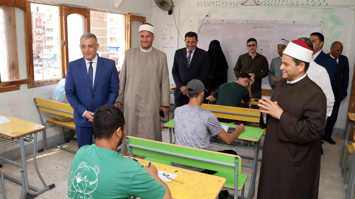 محافظ الإسماعيلية خلال تفقده للجان، فيتو