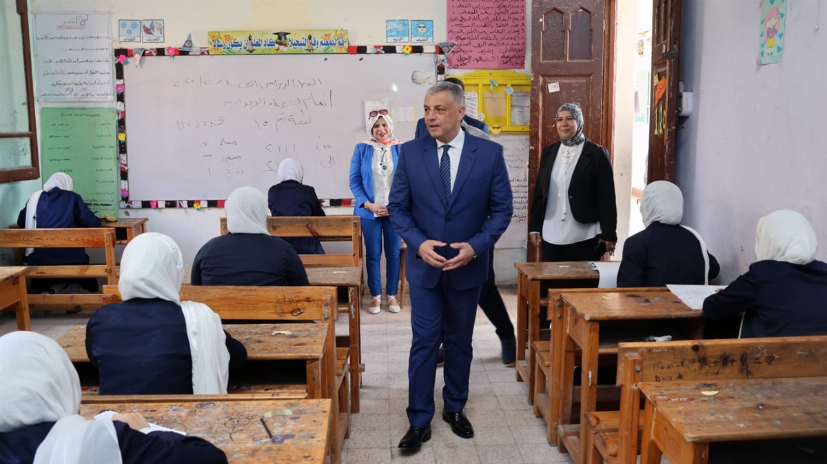 محافظ الإسماعيلية خلال تفقده للجان، فيتو