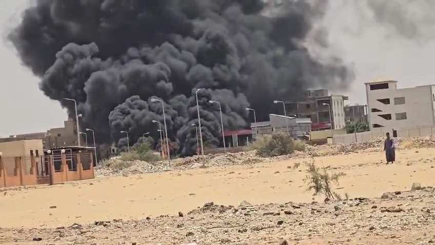 احتراق سيارة محملة بالوقود قبل تفريغ الحمولة أمام محطة بنزين العاشر،فيتو