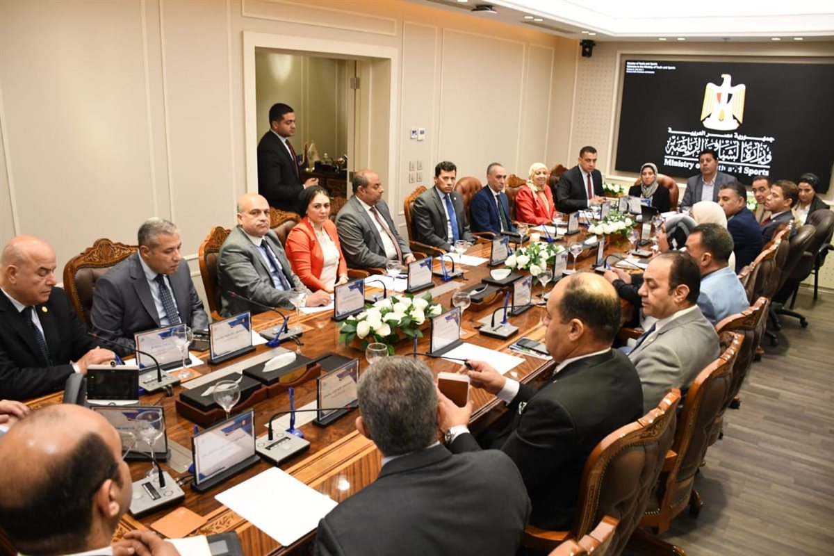 أشرف صبحي خلال اجتماعه بقيادات وزارة الشباب والرياضة