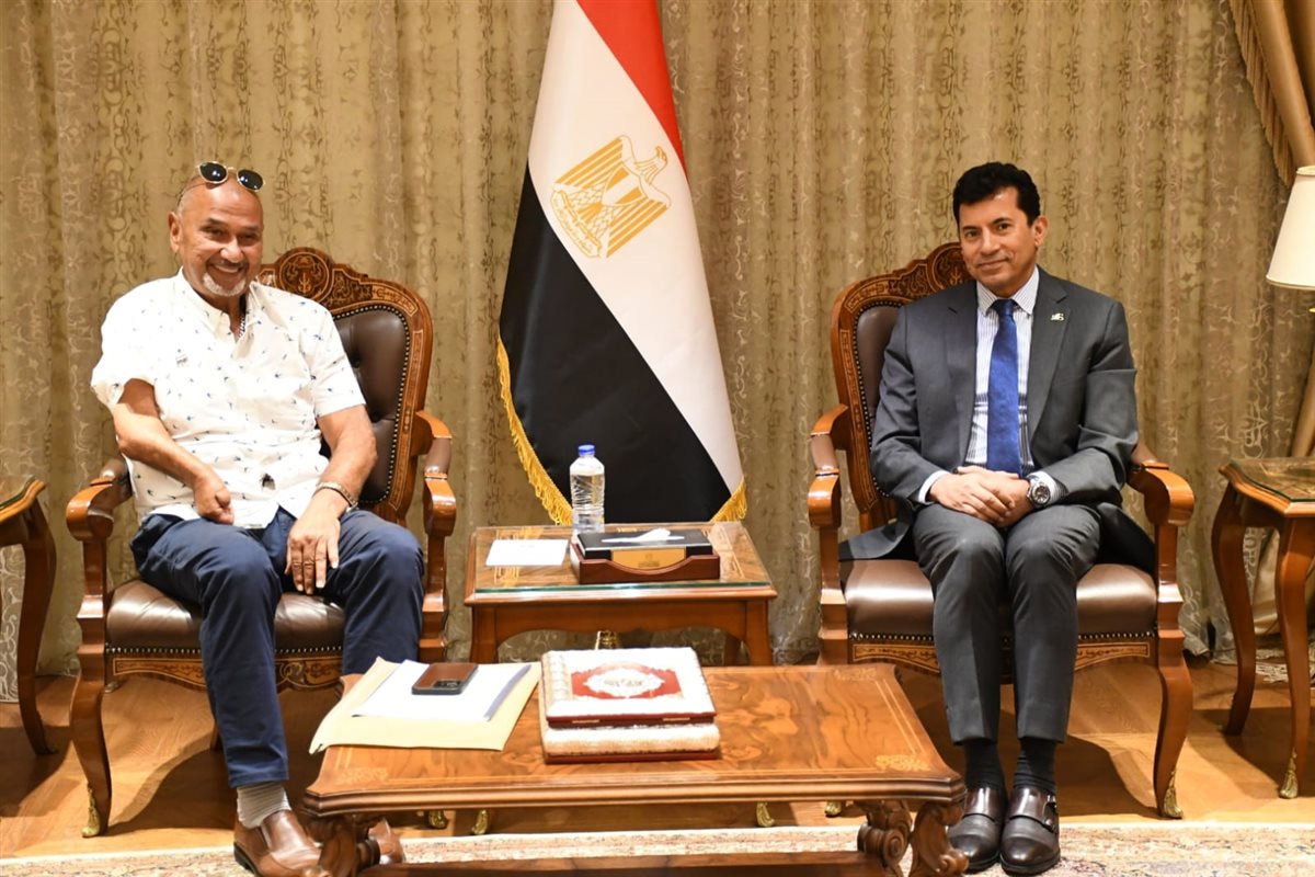 وزير الشباب والرياضة مع السباح خالد شلبي 