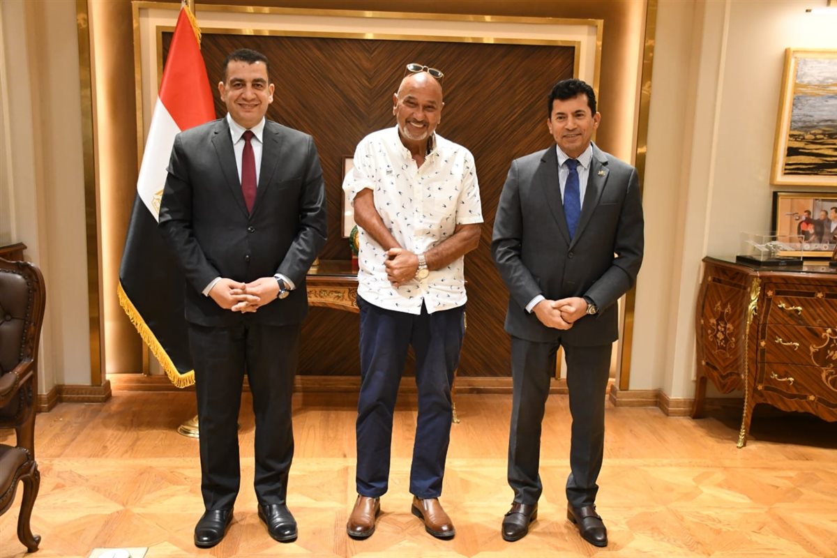 وزير الشباب والرياضة مع السباح خالد شلبي 