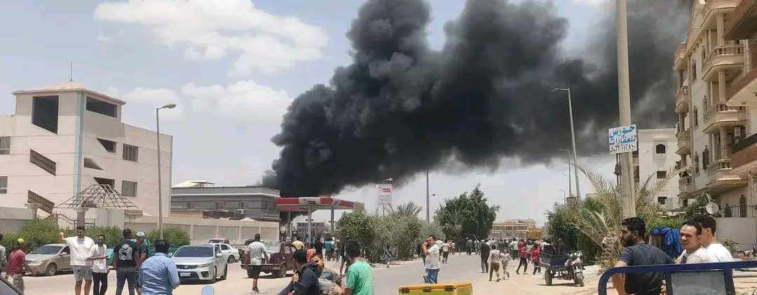حريق هائل جراء انفجارسيارة لنقل المواد البترولية بمحطة وقود في العاشر من رمضان،فيتو