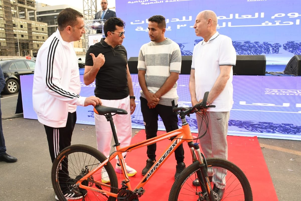 علي هامش ماراثون الدراجات، وزير الرياضة يكرم هاني خالد عامل الدليفري ويمنحه دراجة هوائية