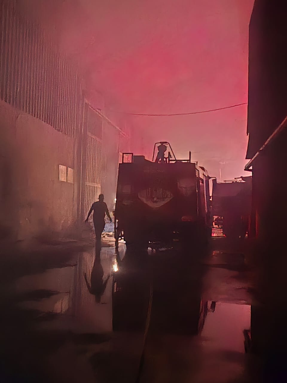 متابعة حريق مصنع سلك المواعين بالقناطر الخيرية،فيتو