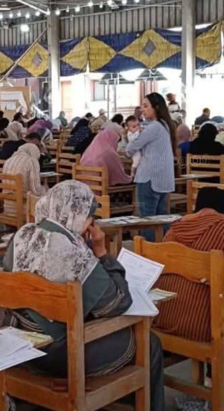 دكتورة جامعية بتربية بورسعيد تحمل رضيعة طالبة خلال الامتحان، فيتو