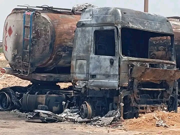 حريق مفاجئ في شاحنة محملة بالوقود داخل محطة وقود الواقعة بالمجاورة 70 في مدينة العاشر من رمضان،فيتو