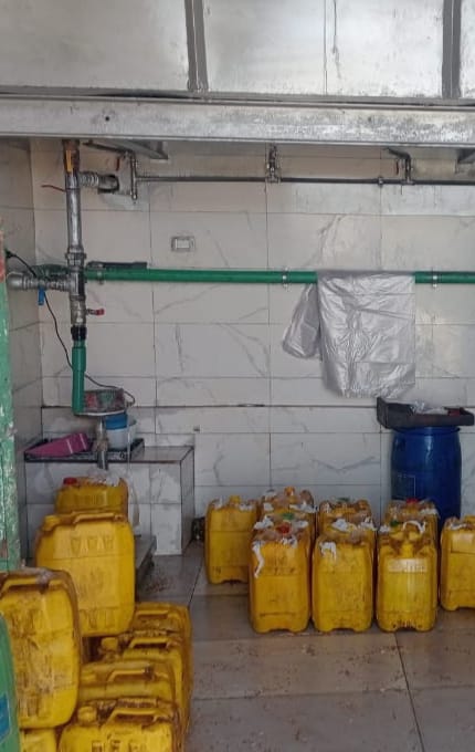 ضبط مخزن يقوم بإنتاج وتعبئة زيوت طعام داخل جراكن ملوثة سبق استخدامها وبالمخالفة لكافة الاشتراطات الصحية