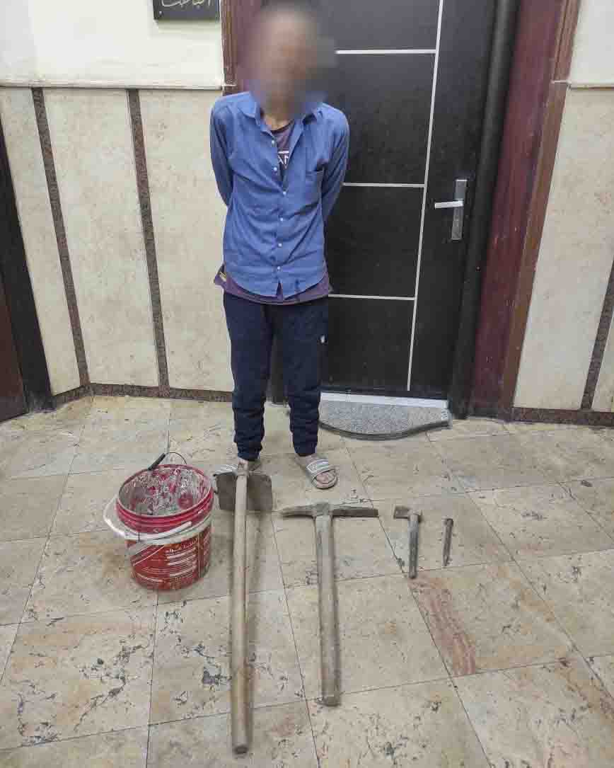 <strong>ضبط عامل للتنقيب عن الآثار داخل منزله بمنطقة الدرب الأحمر</strong>