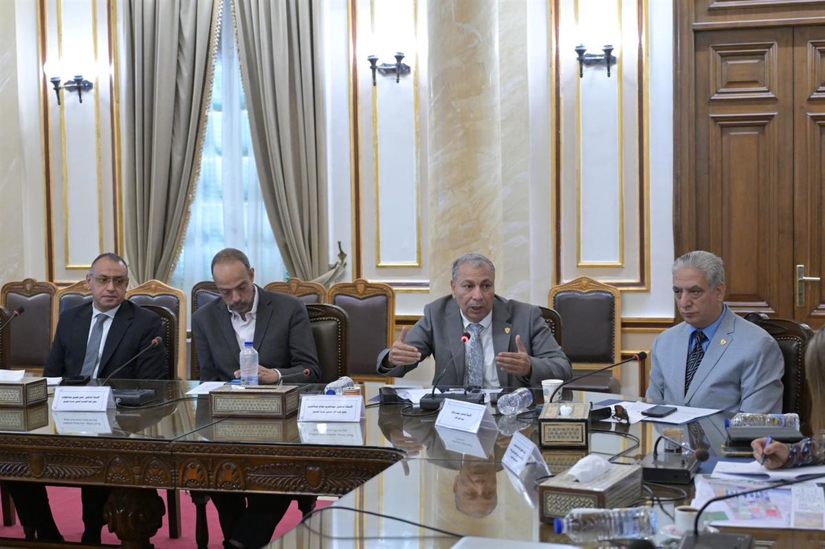 اجتماع لجنة الهوية البصرية لجامعة القاهرة