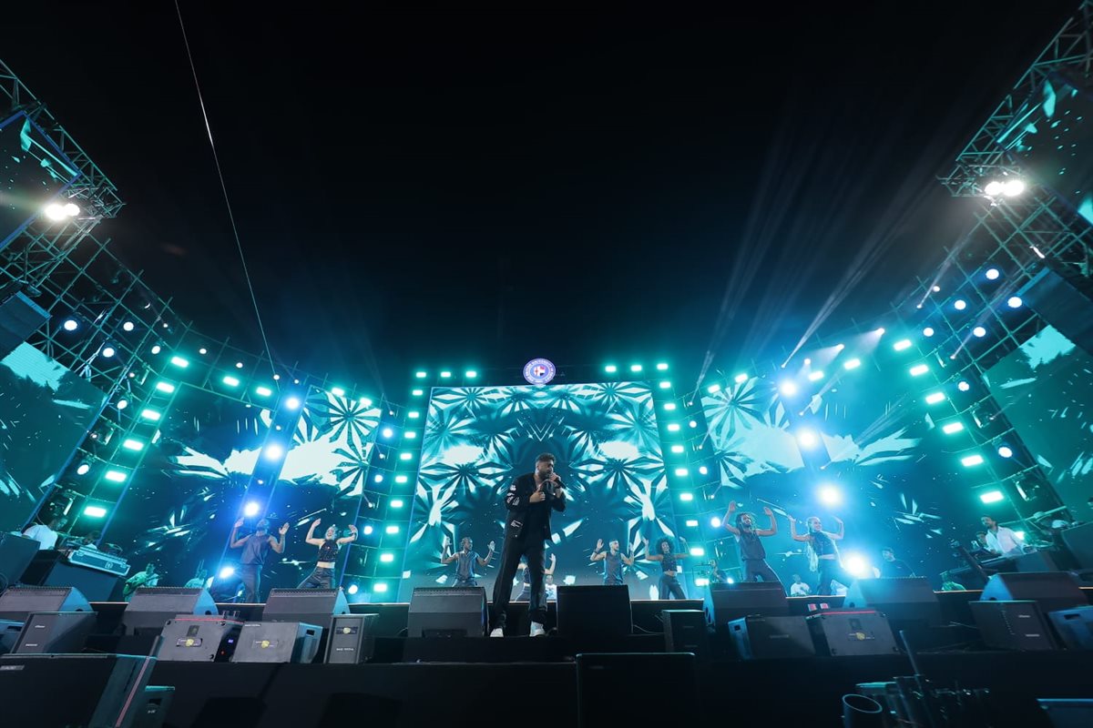 حفل تامر حسني بالجامعة البريطانية