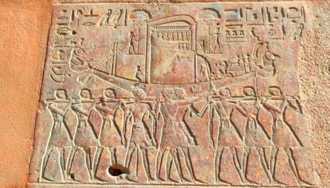 الكهنة يحملون الناووس المقدس داخل المركب المقدس المعبود امون رع