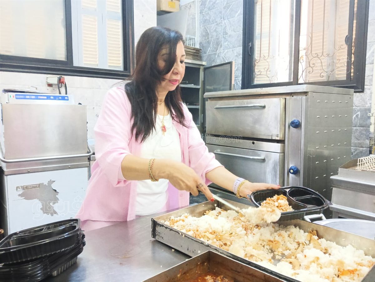 سيدة الأعمال المسيحية خلال تجهيز وجبات الإفطار، فيتو