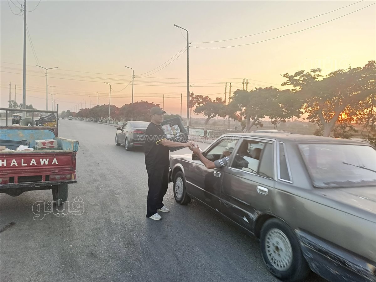 مبادرة شبابية لتوزيع وجبات خفيفة وعصائر و1000 زجاجة مياه على المارة والسيارات بالشرقية،فيتو