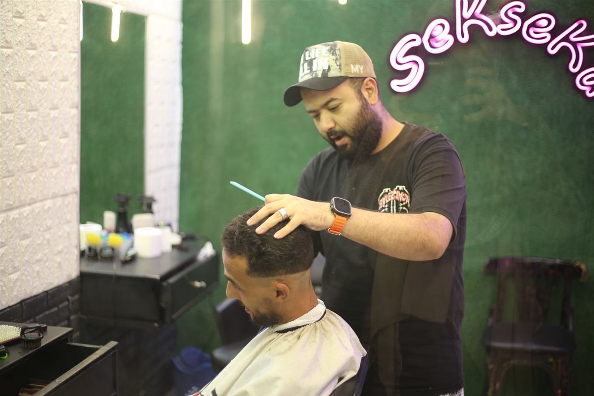 صالونات الحلاقة في الزاوية الحمراء ليلة عيد الأضحى