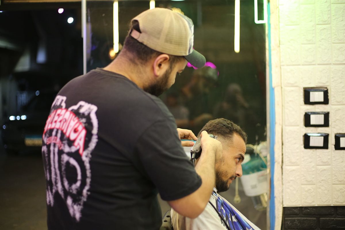 صالونات الحلاقة في الزاوية الحمراء ليلة عيد الأضحى