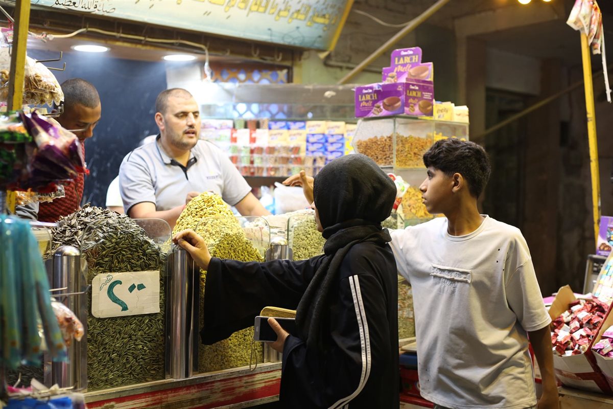 إقبال أهالي الزاوية الحمراء على التسالي والمقرمشات 