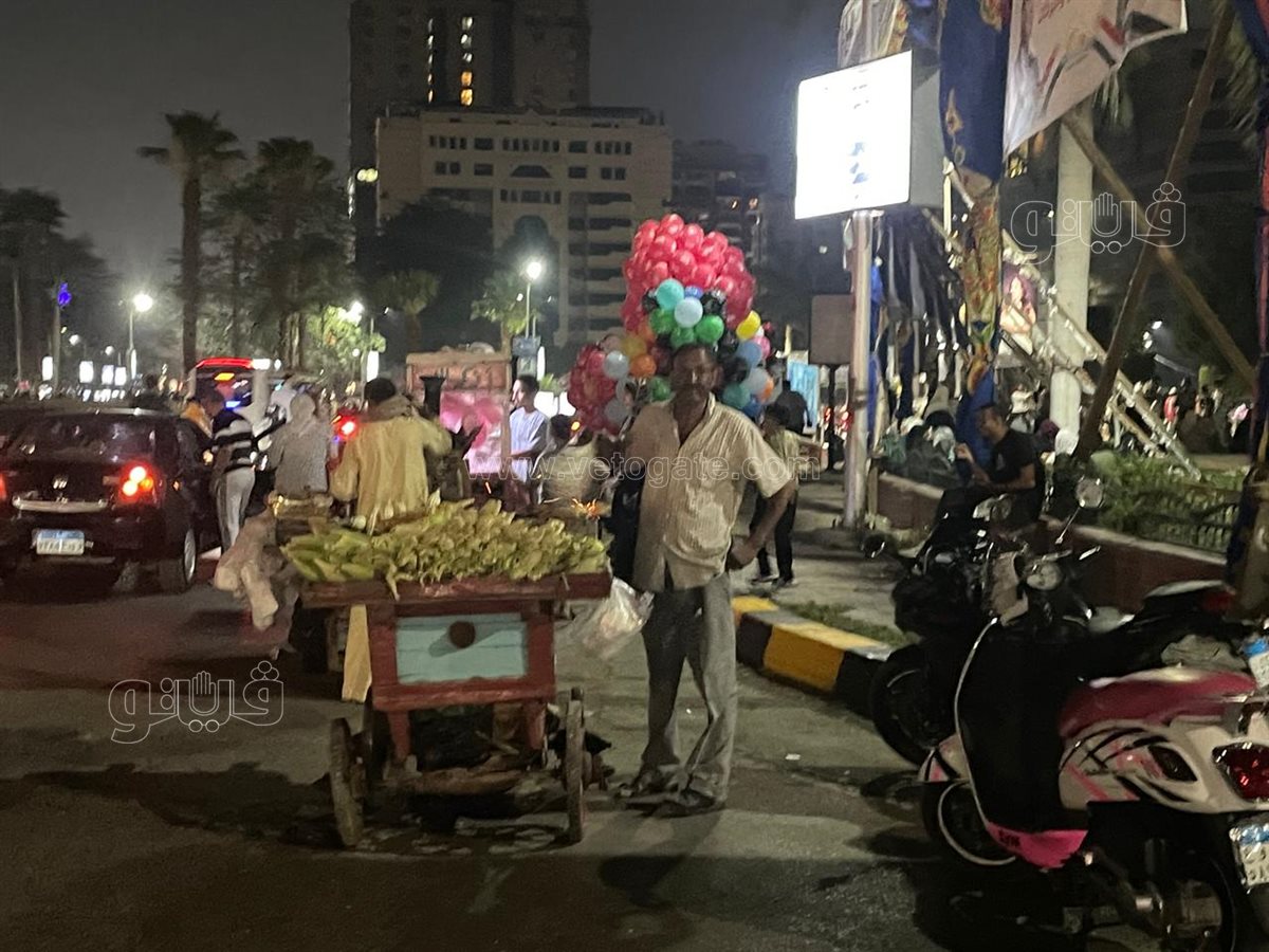 توافد المواطنين على ساحة مصطفي محمود لأداء صلاة عيد الأضحي (8)