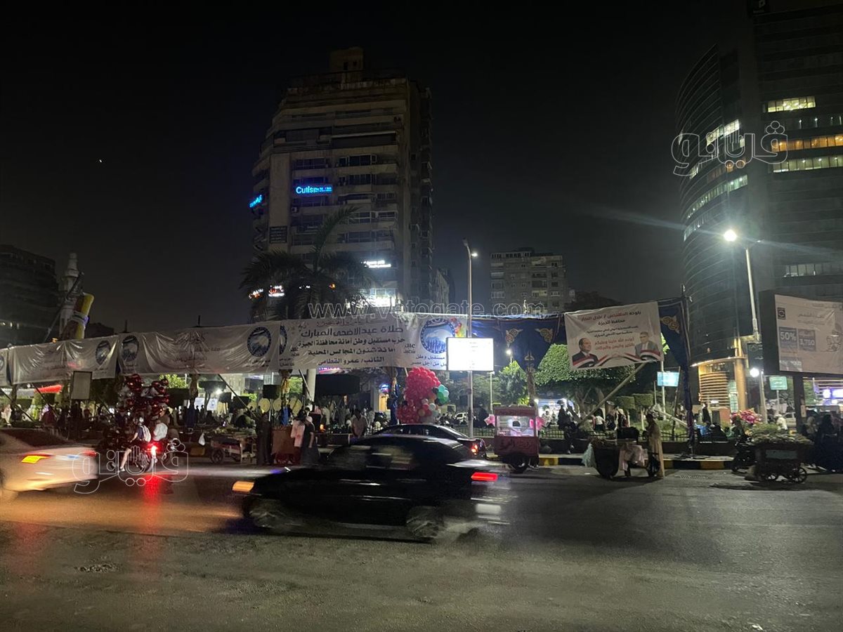 توافد المواطنين على ساحة مصطفي محمود لأداء صلاة عيد الأضحي (9)