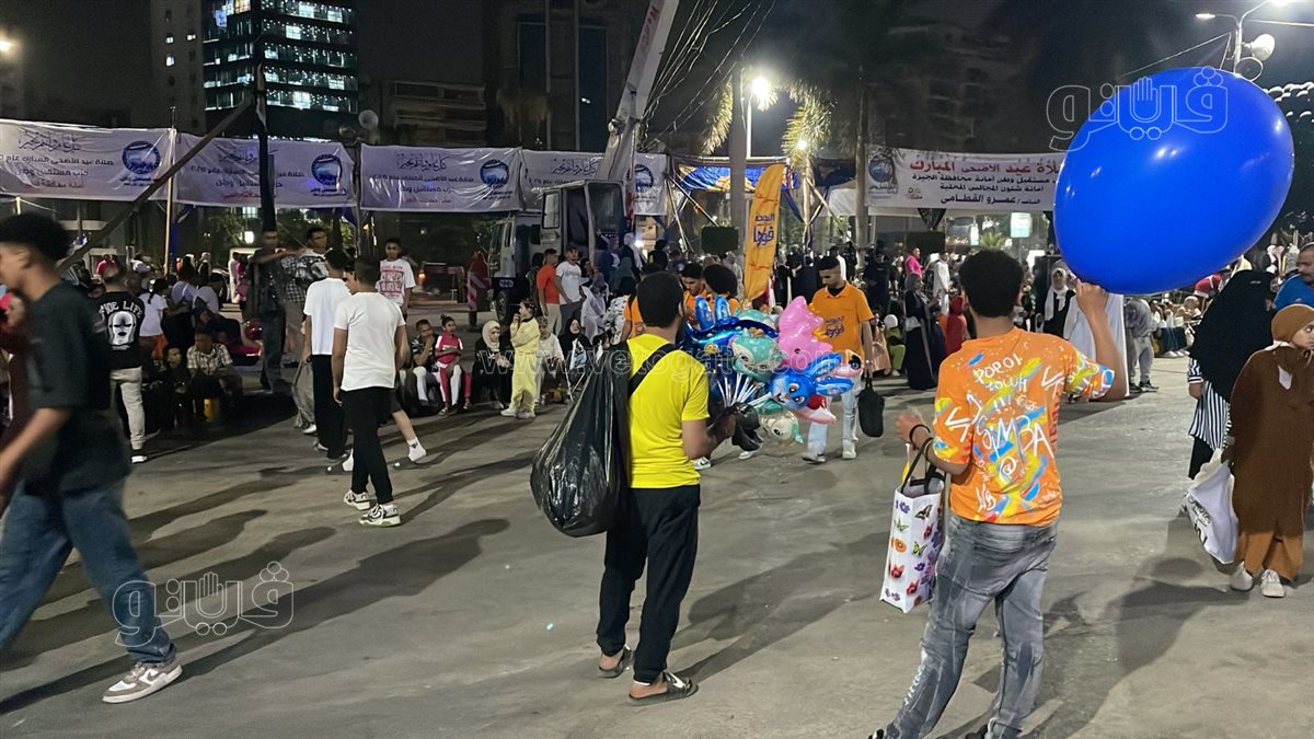 توافد المواطنين على ساحة مصطفي محمود لأداء صلاة عيد الأضحي (14)