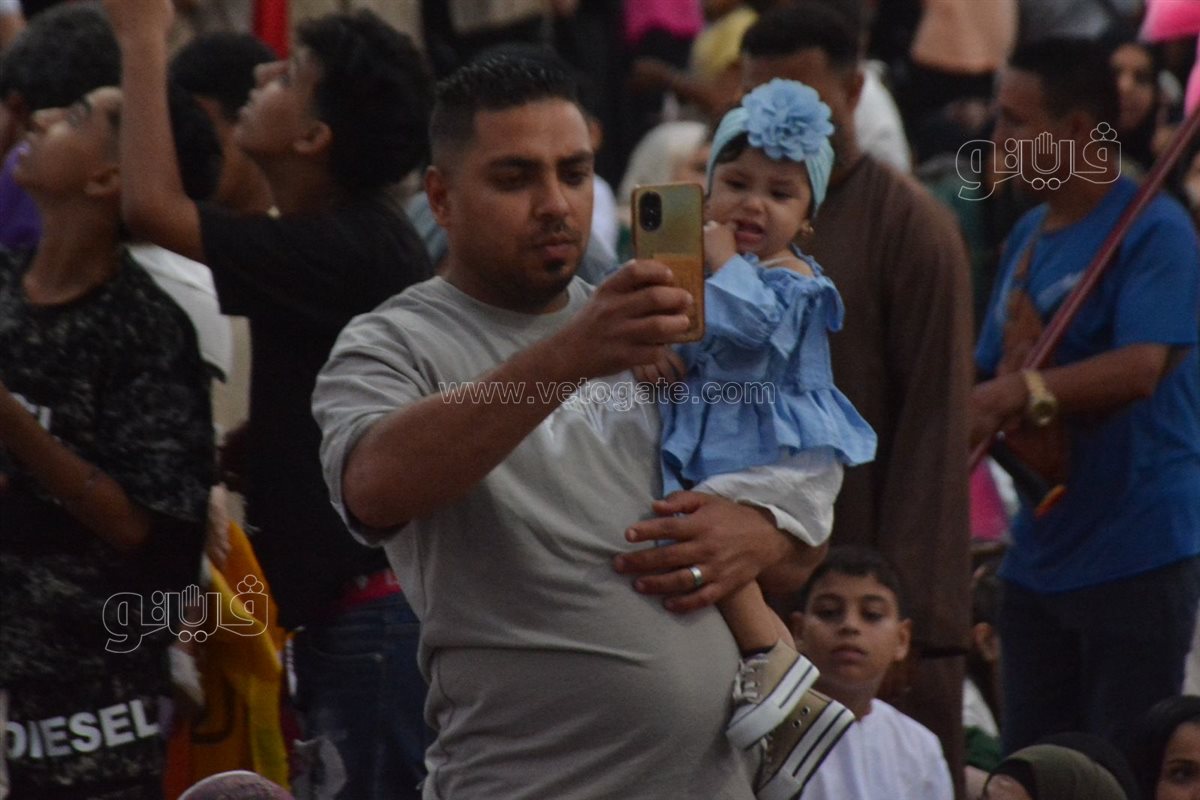 سيلفي العيد يسيطر على ساحة مصطفي محمود قبل انطلاق الصلاة (19)