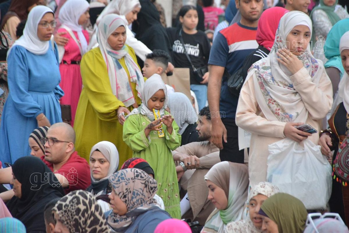 سيلفي العيد يسيطر على ساحة مصطفي محمود قبل انطلاق الصلاة (20)