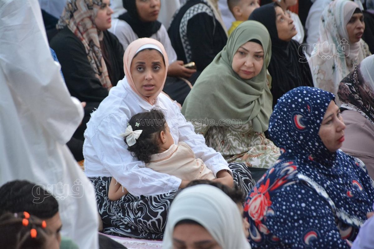 سيلفي العيد يسيطر على ساحة مصطفي محمود قبل انطلاق الصلاة (21)