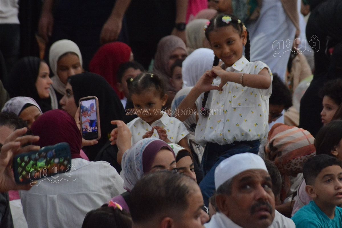 سيلفي العيد يسيطر على ساحة مصطفي محمود قبل انطلاق الصلاة (22)