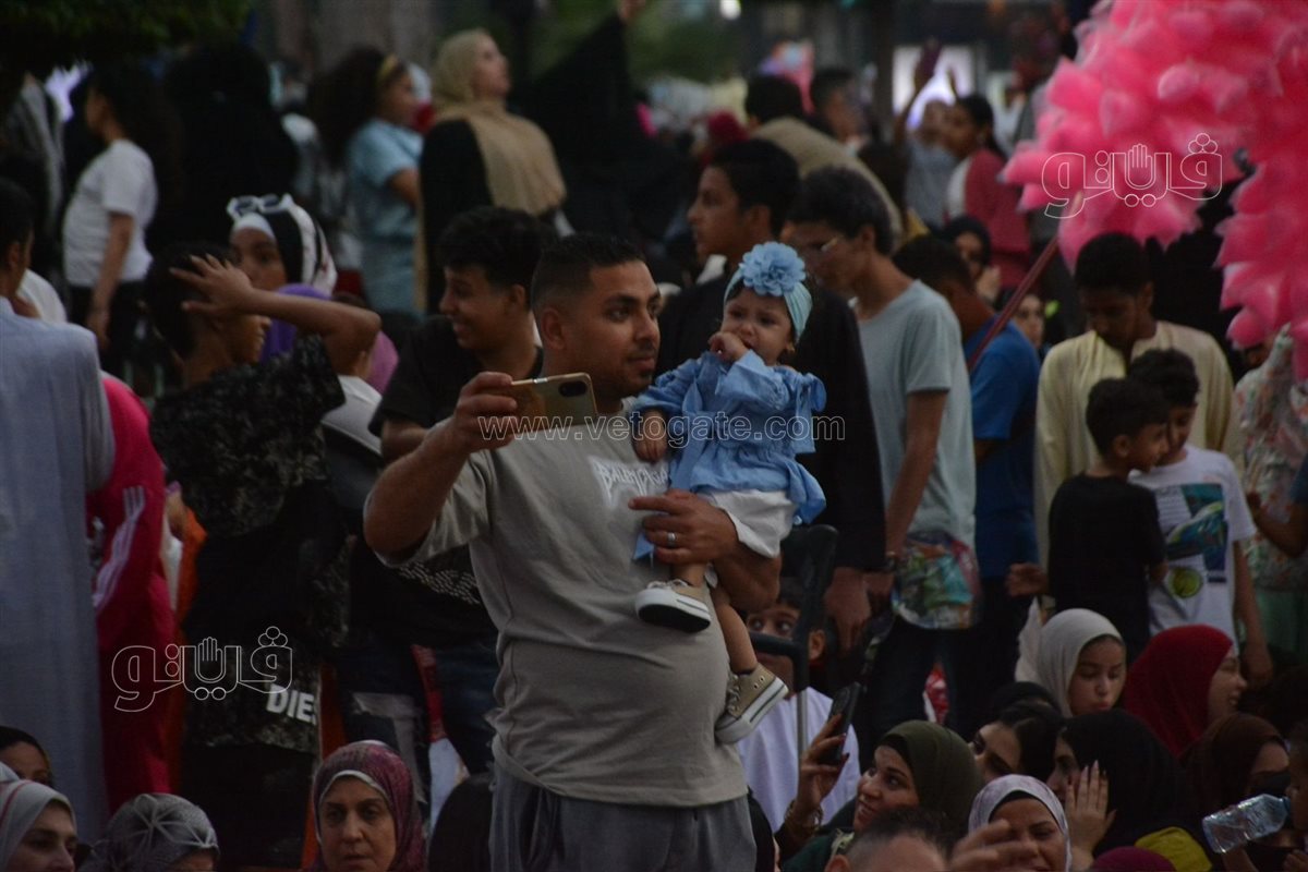 سيلفي العيد يسيطر على ساحة مصطفي محمود قبل انطلاق الصلاة (23)