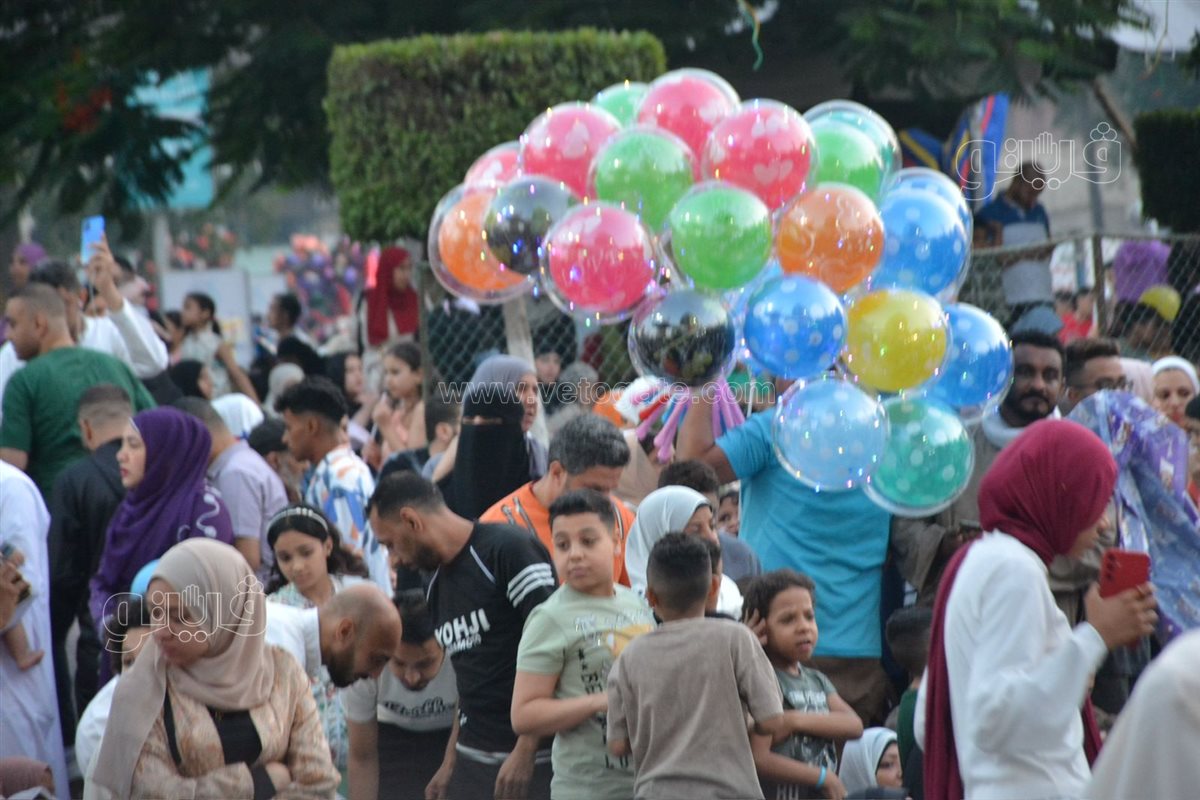 سيلفي العيد يسيطر على ساحة مصطفي محمود قبل انطلاق الصلاة (26)