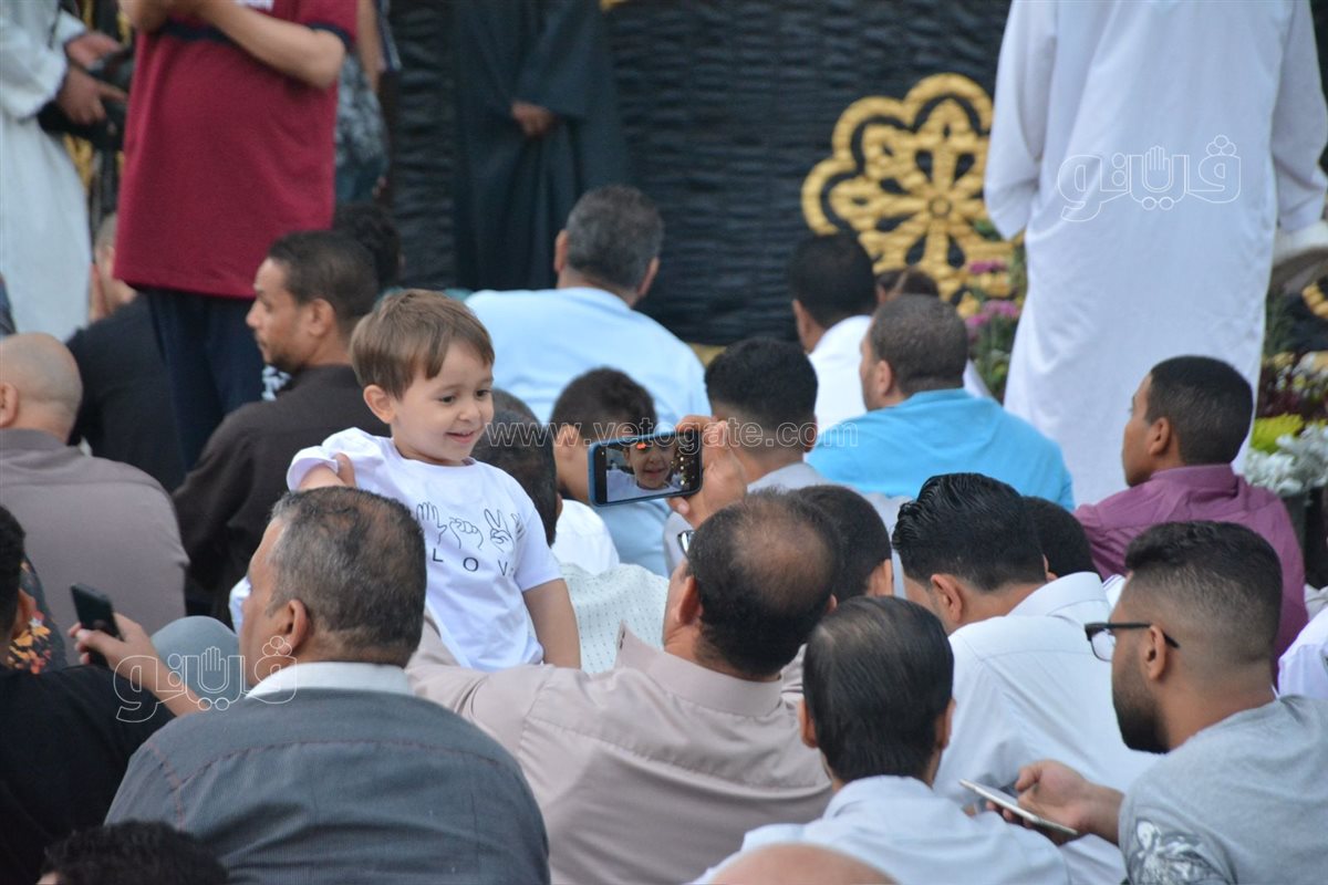 سيلفي العيد يسيطر على ساحة مصطفي محمود قبل انطلاق الصلاة (27)