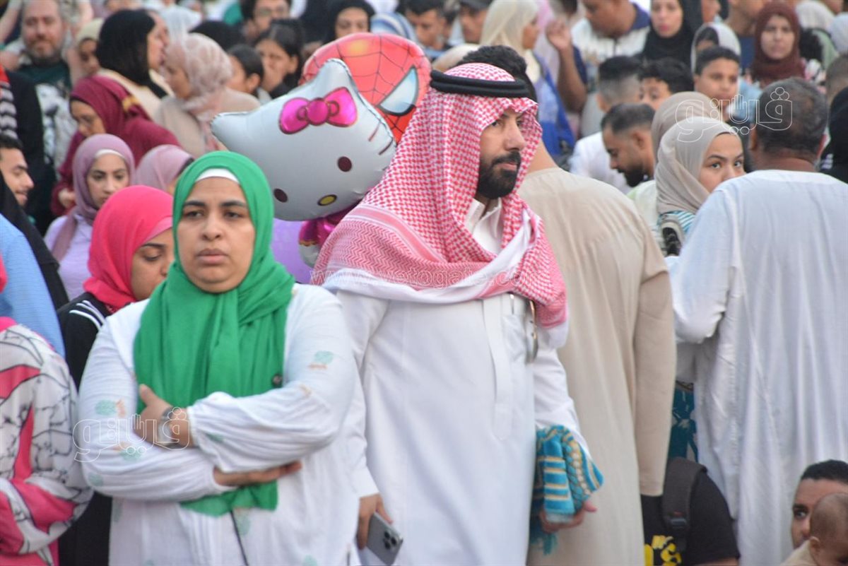 العرب يزينون ساحة مصطفى محمود في صلاة عيد الاضحي (4)