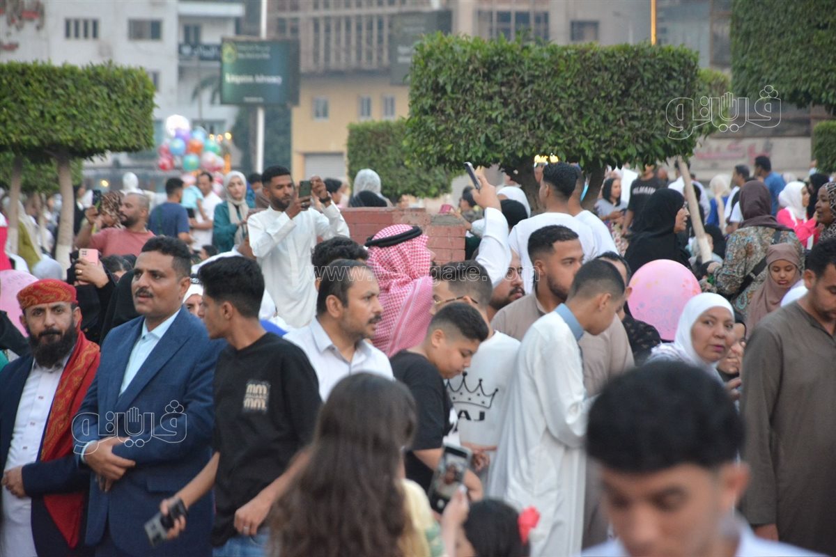 العرب يزينون ساحة مصطفى محمود في صلاة عيد الاضحي (7)