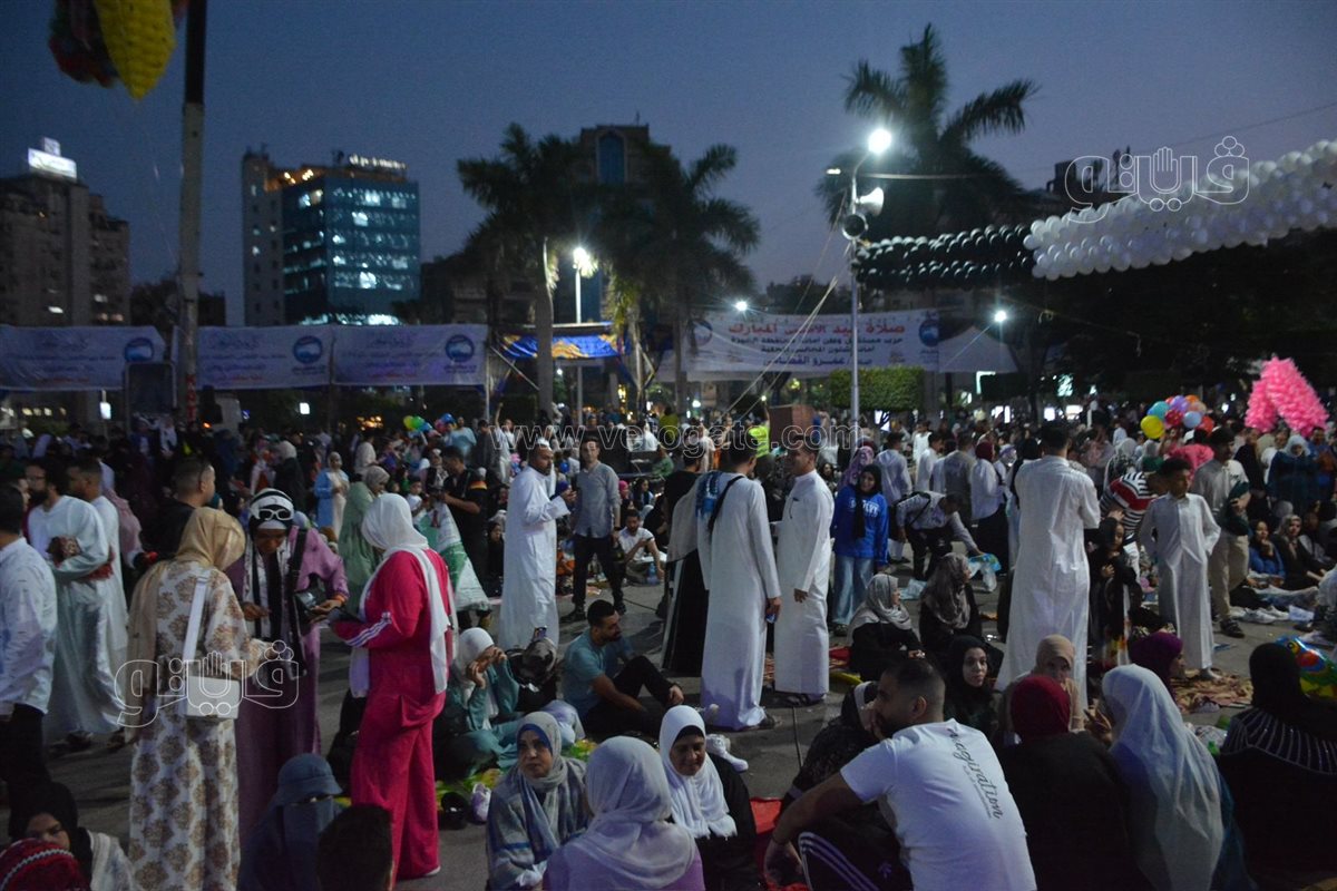 العرب يزينون ساحة مصطفى محمود في صلاة عيد الاضحي (8)