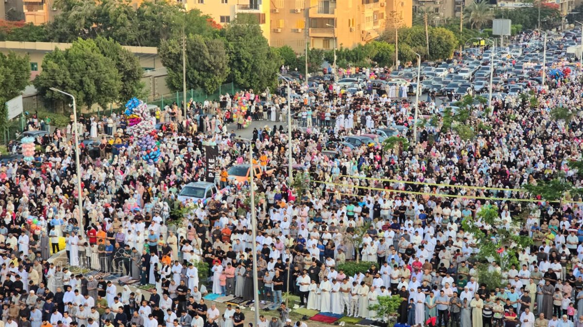  صلاة العيد أمام مسجد الصديق بمصر الجديدة (1)
