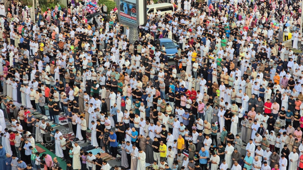  صلاة العيد أمام مسجد الصديق بمصر الجديدة (2)