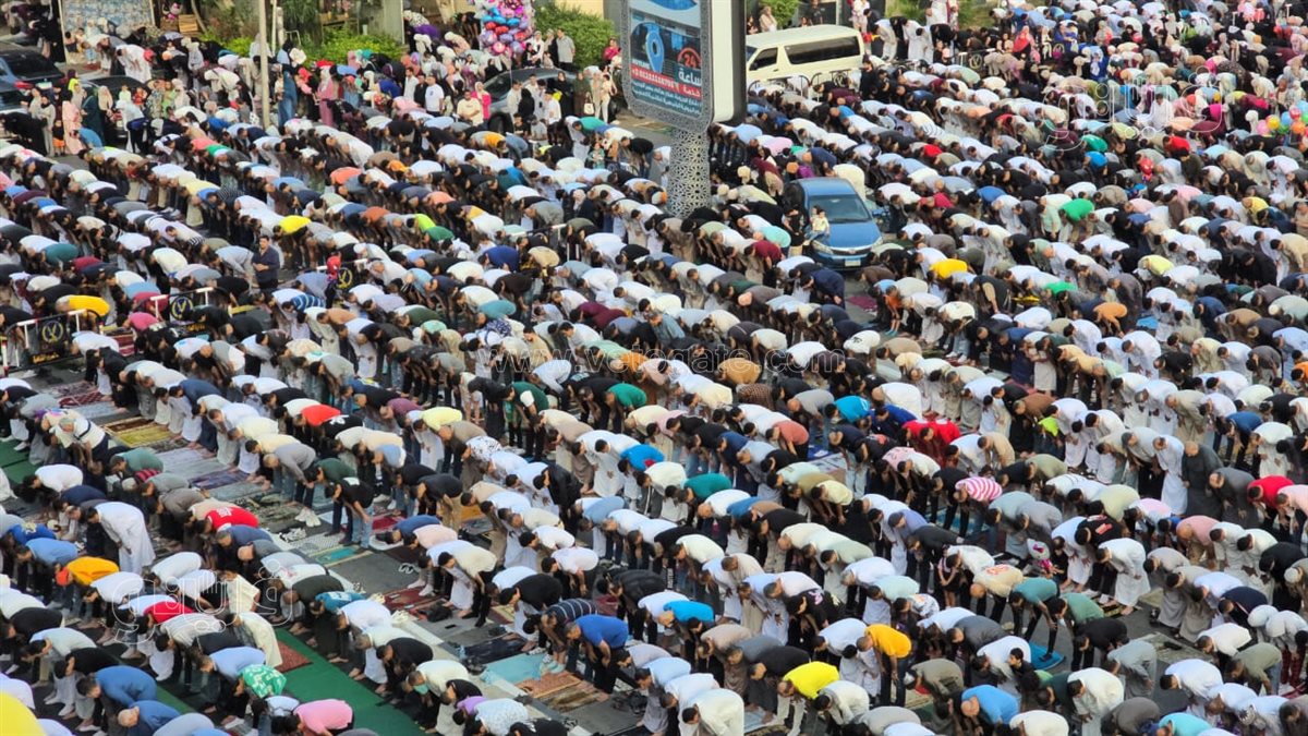  صلاة العيد أمام مسجد الصديق بمصر الجديدة (3)