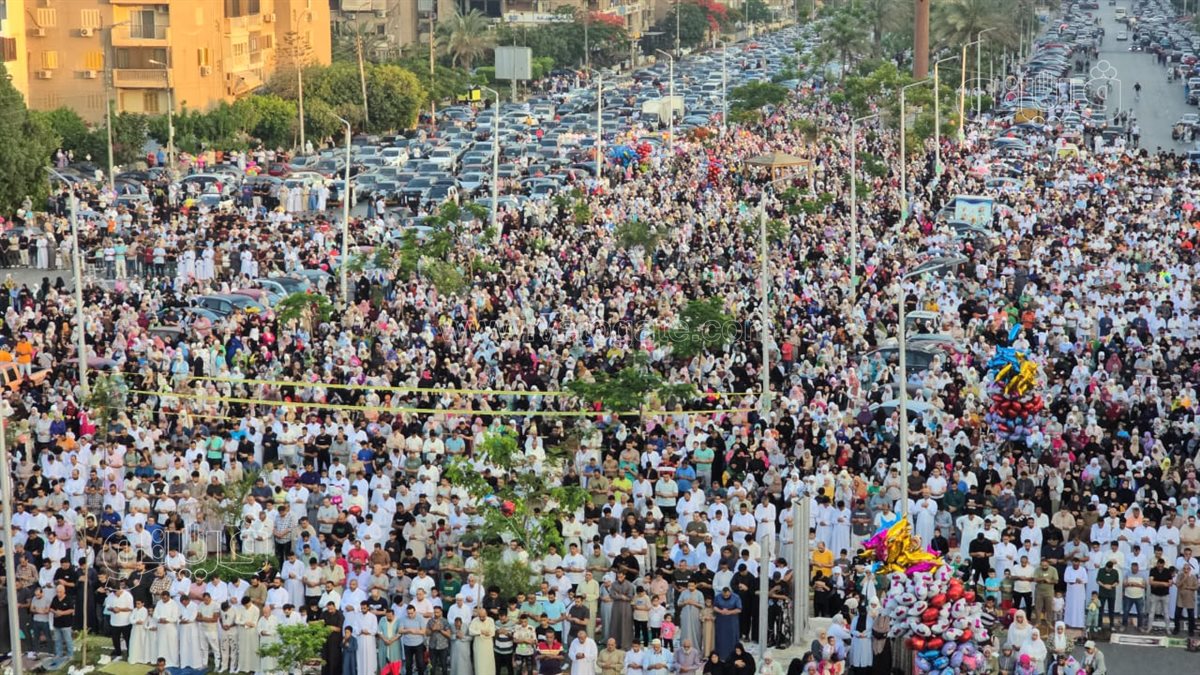  صلاة العيد أمام مسجد الصديق بمصر الجديدة (4)