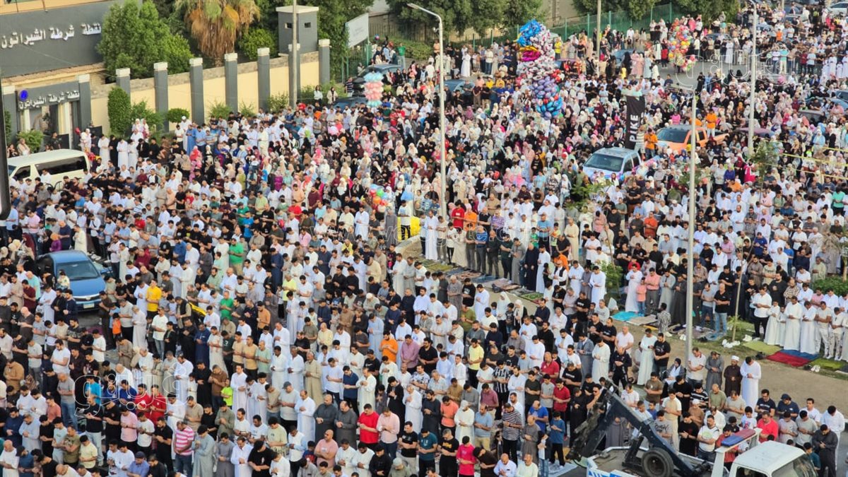  صلاة العيد أمام مسجد الصديق بمصر الجديدة (7)