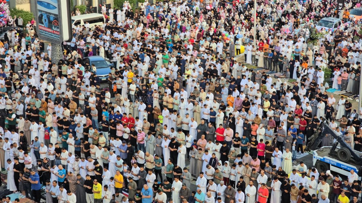  صلاة العيد أمام مسجد الصديق بمصر الجديدة (9)