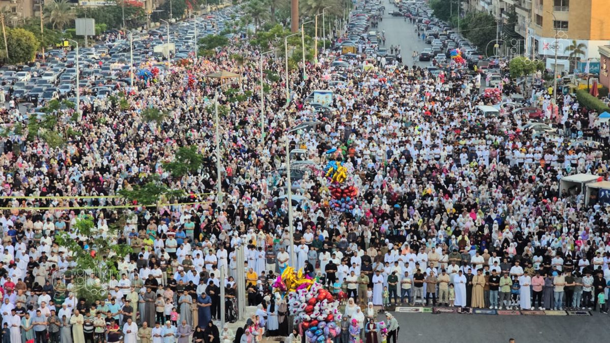  صلاة العيد أمام مسجد الصديق بمصر الجديدة (10)