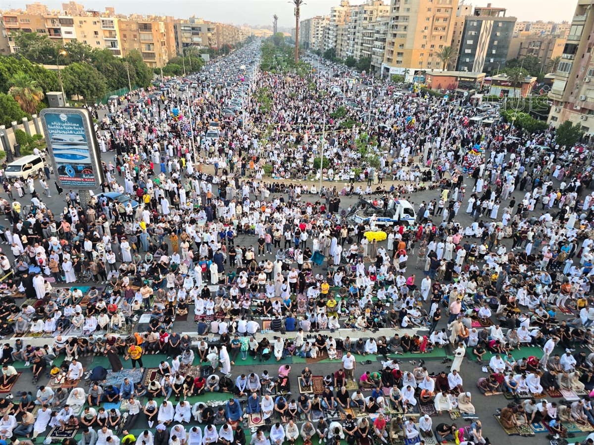  صلاة العيد أمام مسجد الصديق بمصر الجديدة (1)
