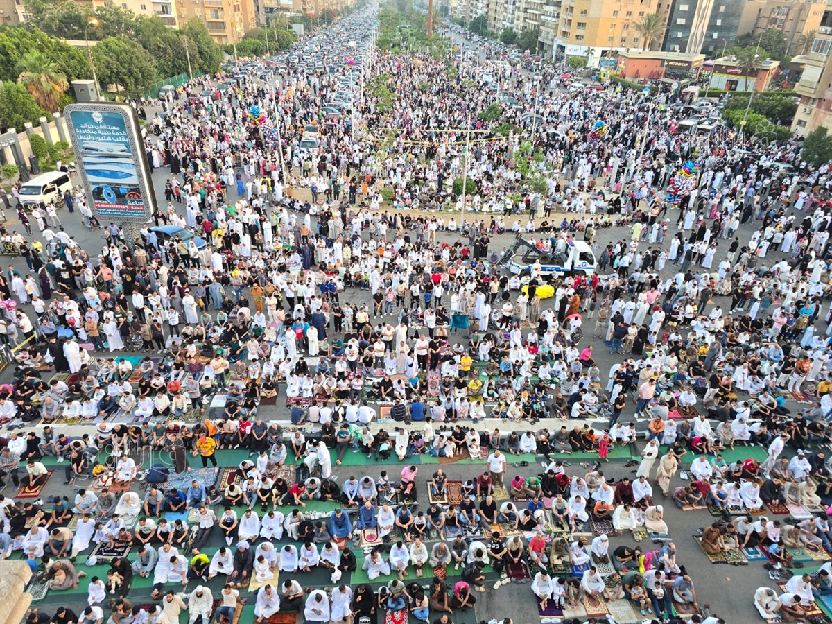  صلاة العيد أمام مسجد الصديق بمصر الجديدة (7)