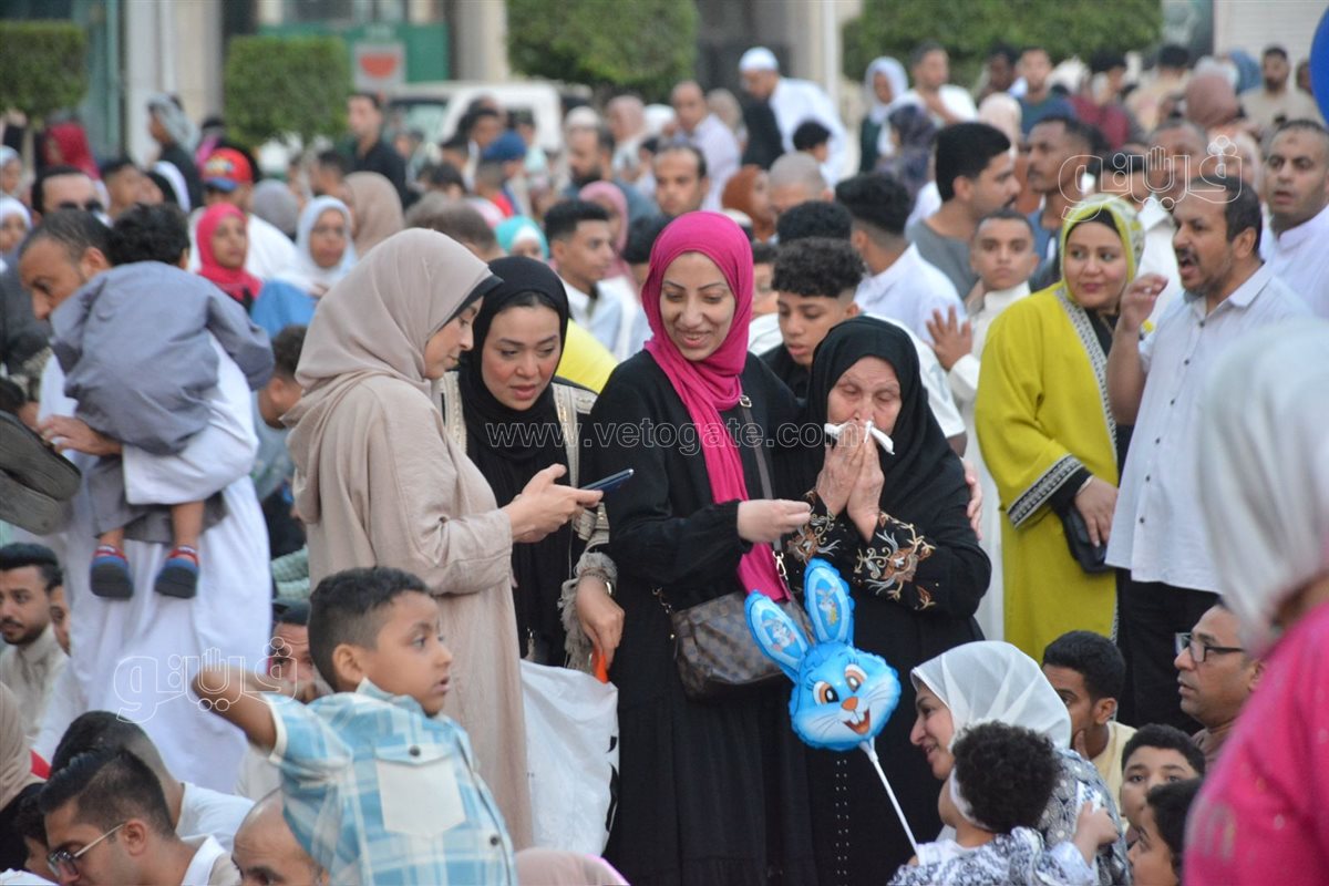 بكاء سيدة في صلاة عيد الأضحى (2)