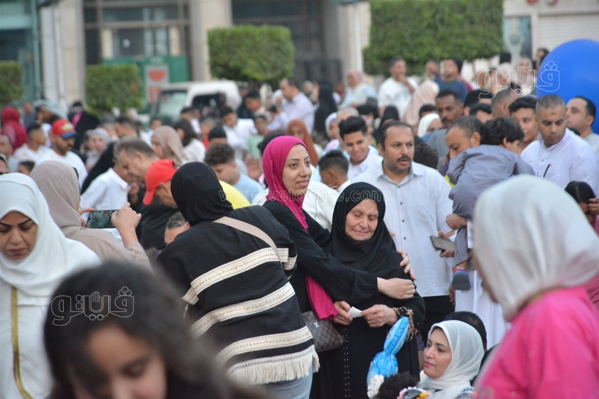 بكاء سيدة في صلاة عيد الأضحى (3)