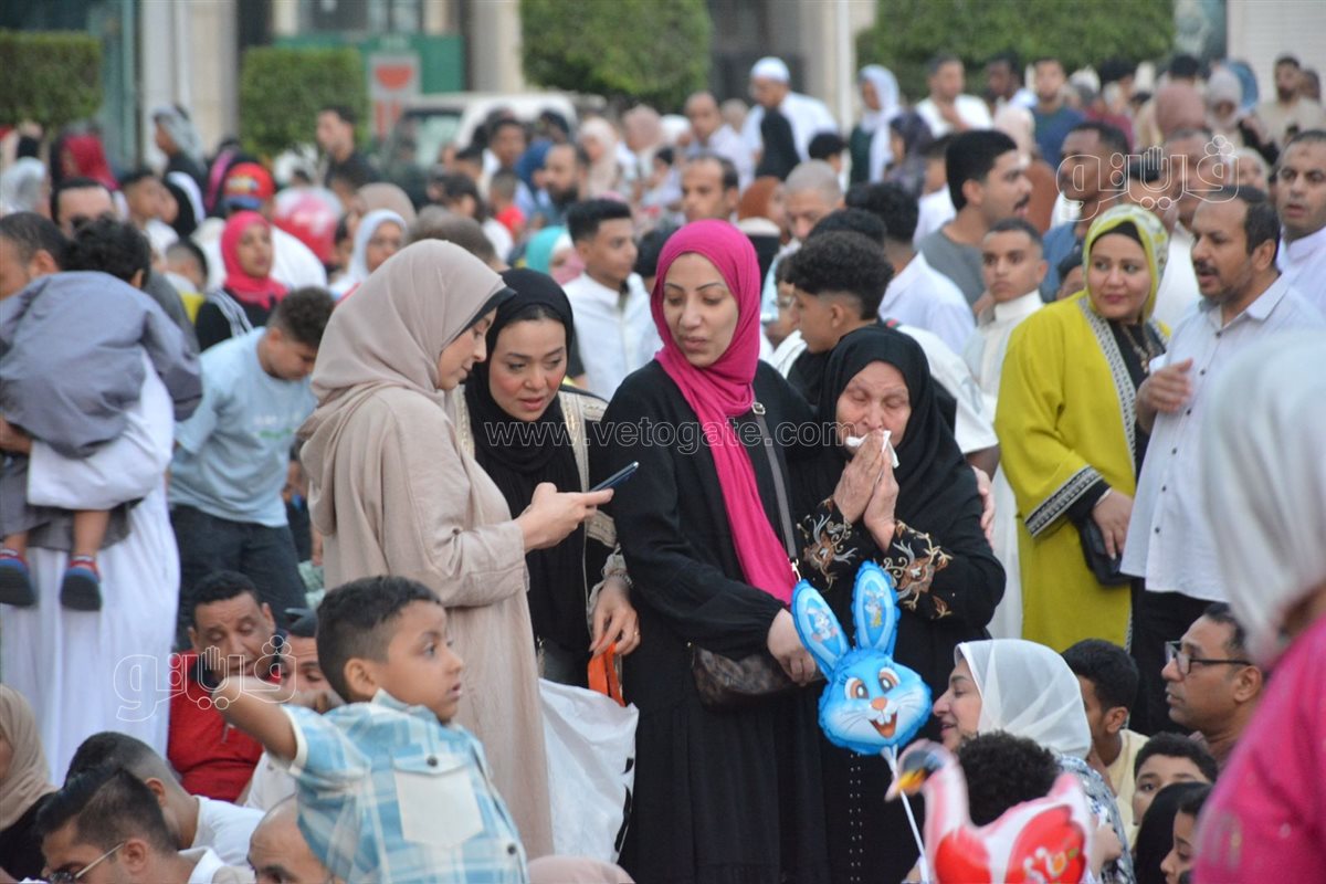 بكاء سيدة في صلاة عيد الأضحى (4)