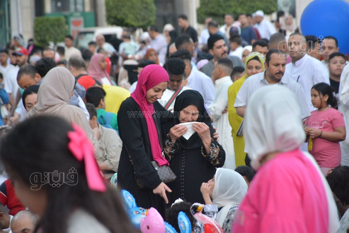 بكاء سيدة في صلاة عيد الأضحى (5)