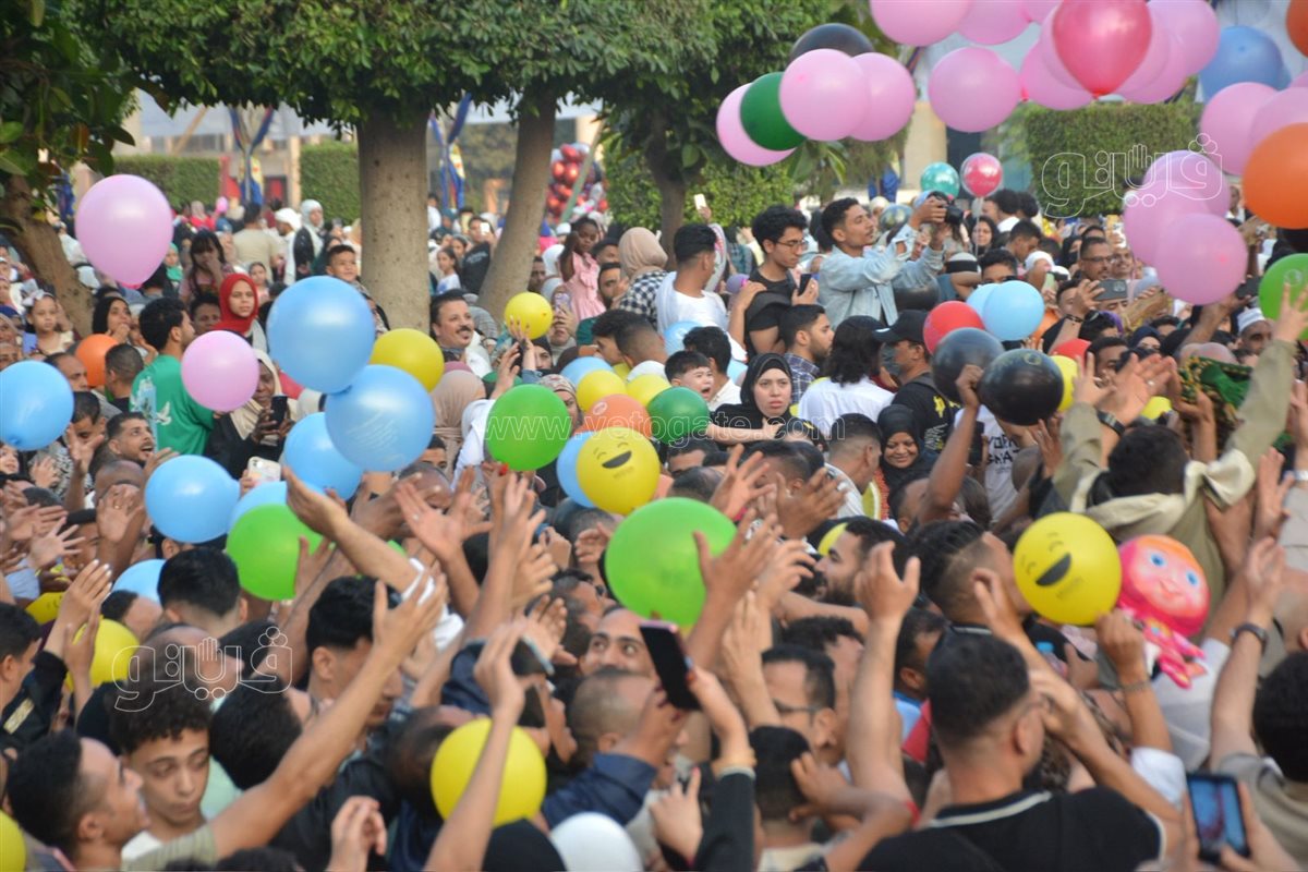 فرحة بساحة مسجد مصطفى محمود (1)