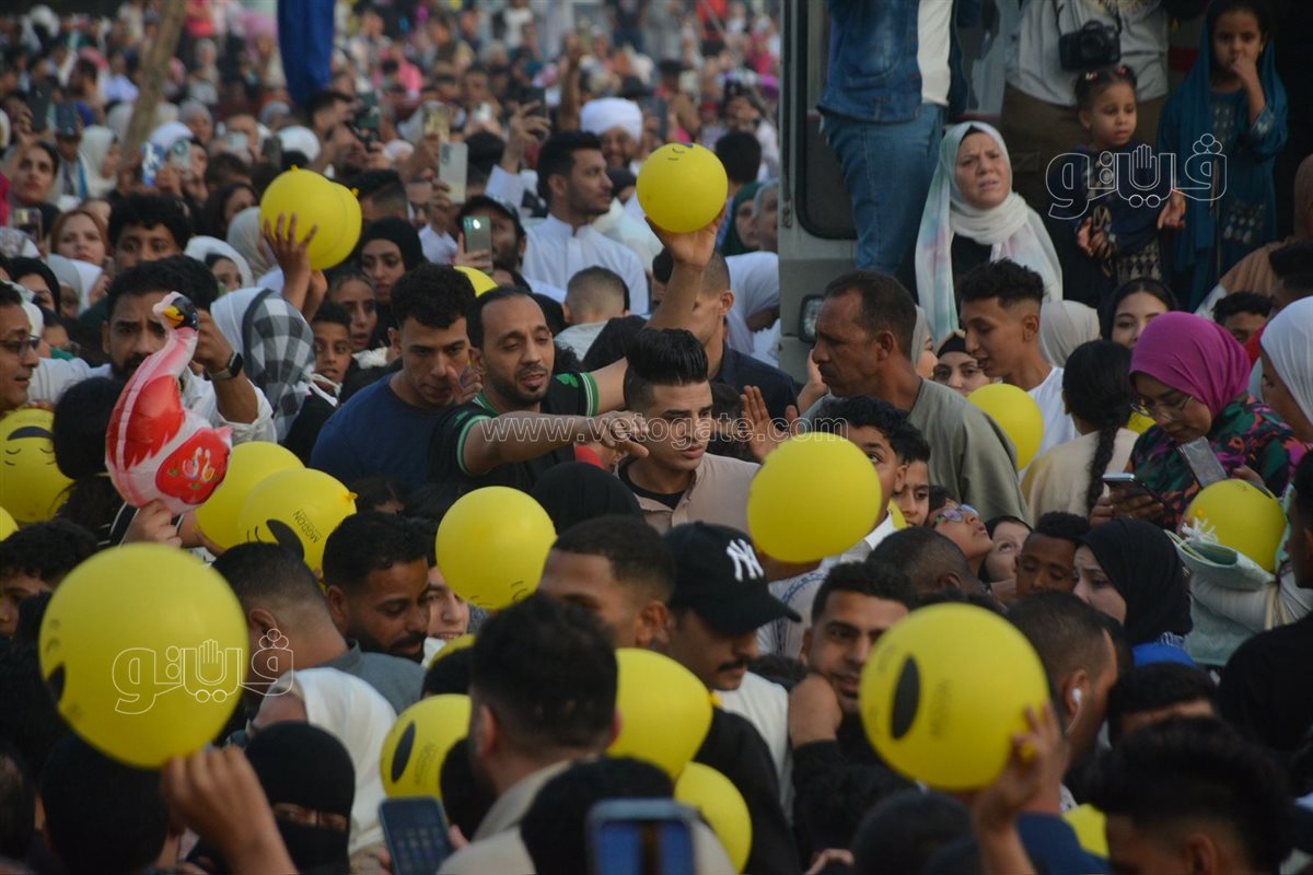 فرحة بساحة مسجد مصطفى محمود (9)